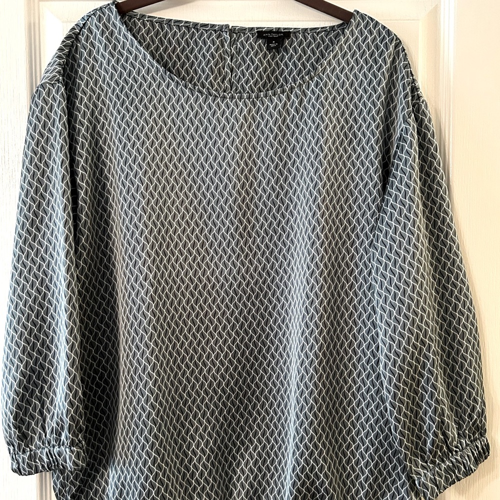 Great dress blouse with elastic at the bottom